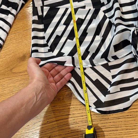 Chico's Monochrome Geometric Button Down Shirt Size 3, A0014 - Picture 8 of 9